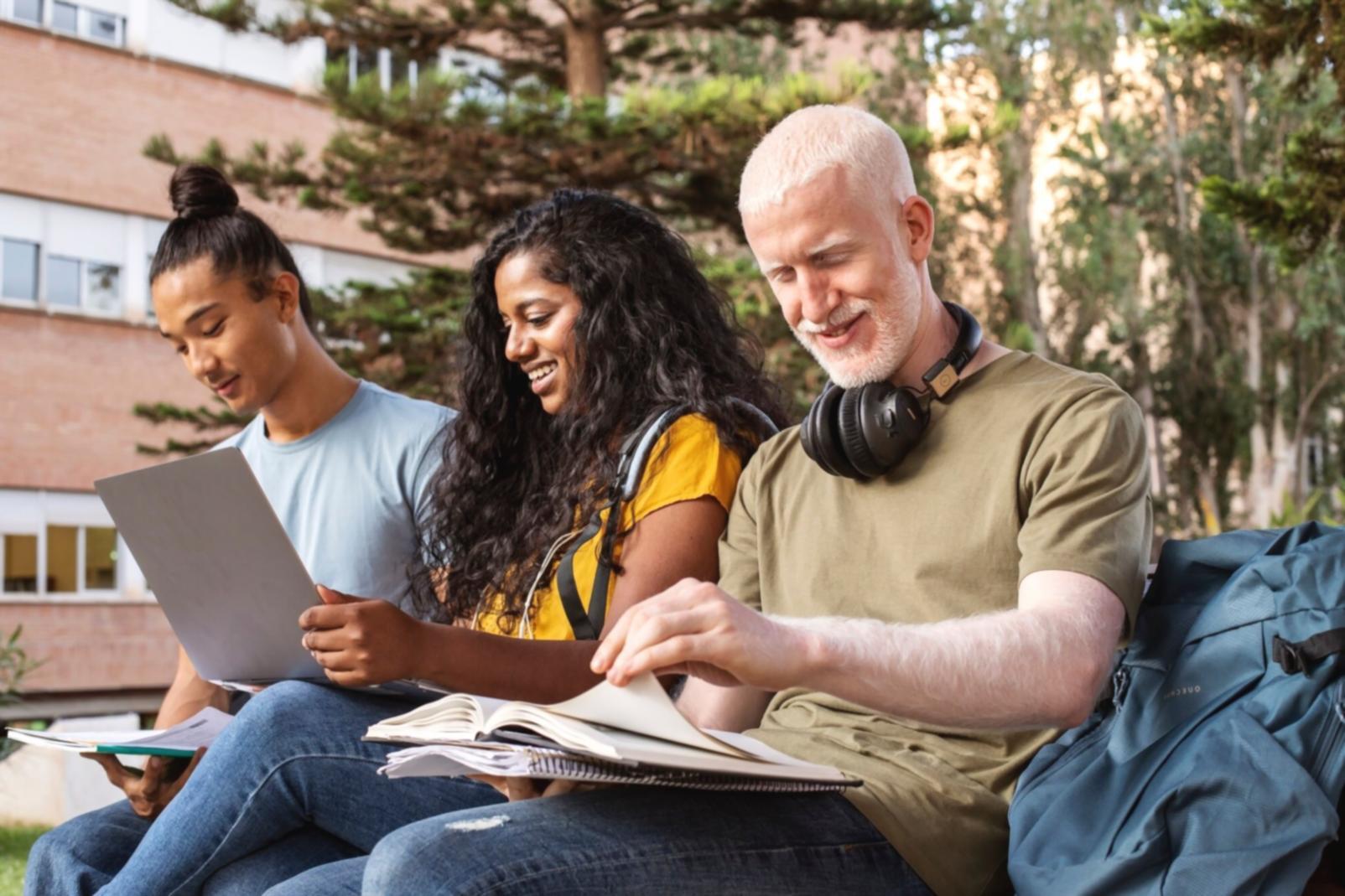 Student arbeitet an Finanzanalyse mit Laptop und Unterlagen